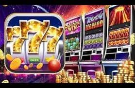 မြန်မာကစားသမားများ မိုဘိုင်းဖုန်းဖြင့် vip8000 ကစားနေသောပုံ